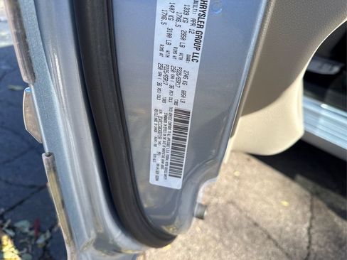 Used 2012 Chrysler Town & Country Touring-L w/ Driver Convenience Group image 17