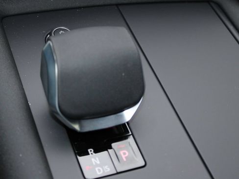 New 2026 Land Rover Discovery Limited Edition AWD/4WD image 18