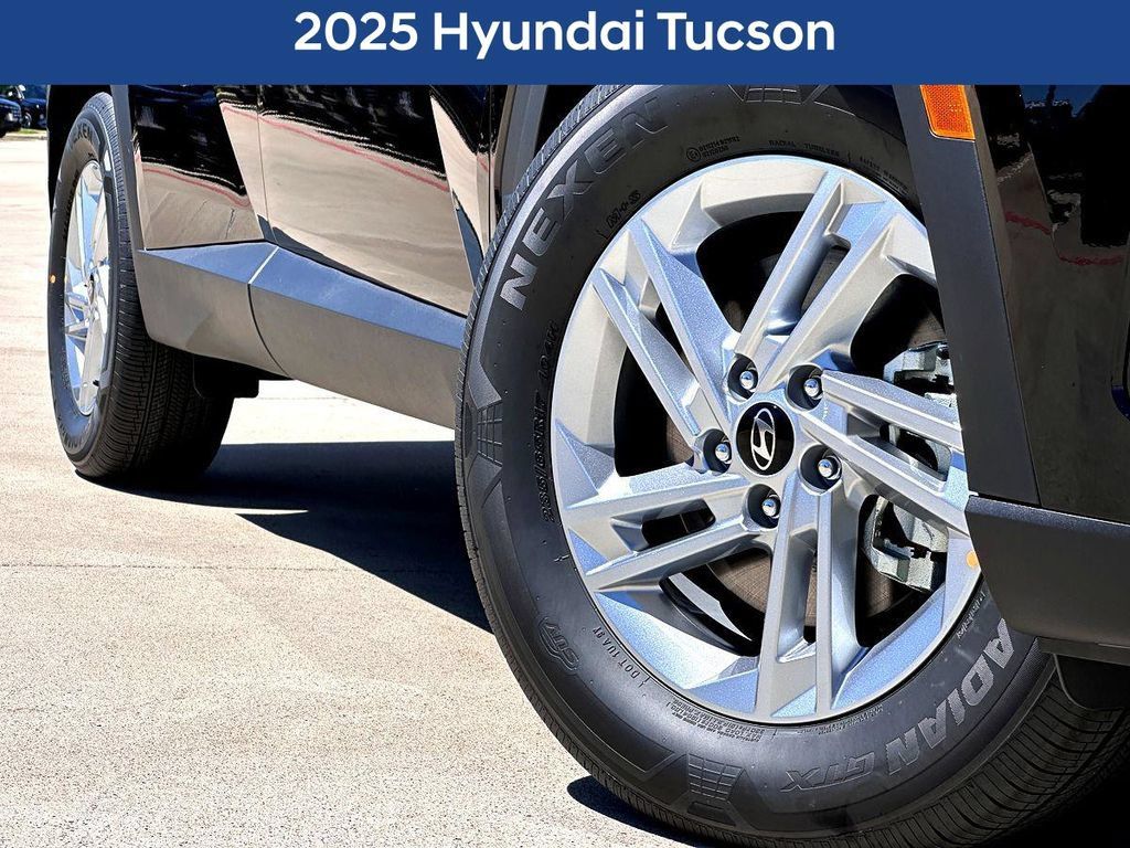 Used 2025 Hyundai Tucson SE FWD image 2