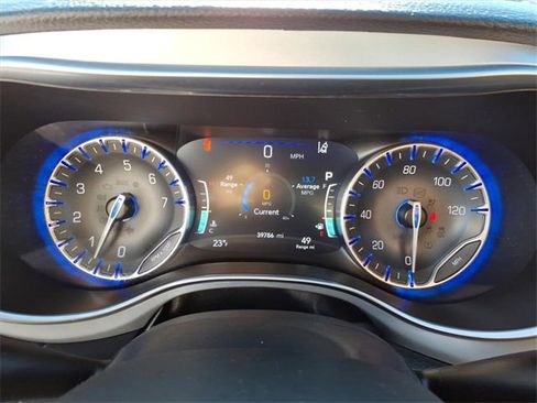 Used 2025 Chrysler Pacifica Limited image 11