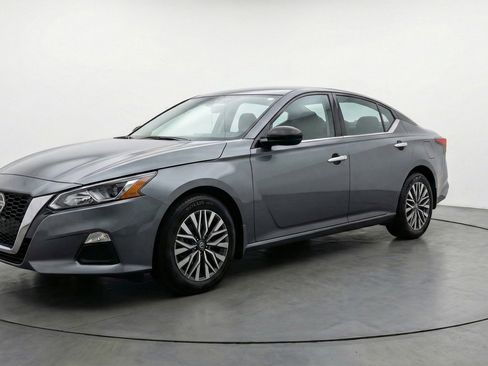 Used 2025 Nissan Altima 2.5 SV FWD image 3