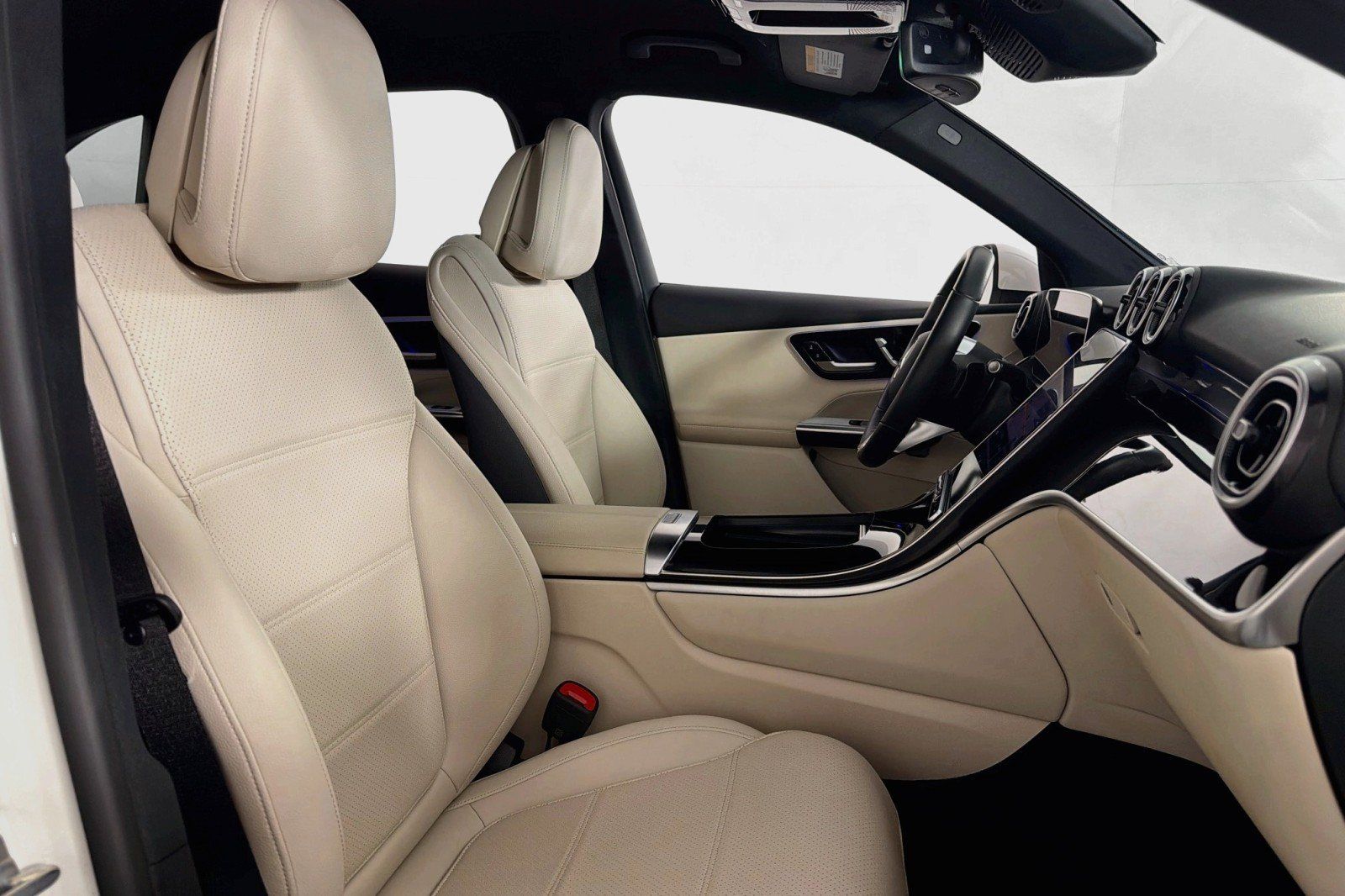 Used 2025 Mercedes-Benz GLC 350e 4MATIC w/ Driver Assistance Package image 8