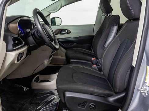 Used 2020 Chrysler Voyager LX FWD image 20