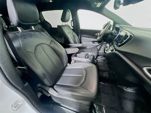 Used 2025 Chrysler Pacifica Select image 26