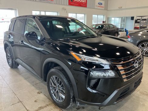 Used 2026 Nissan Rogue SV image 3