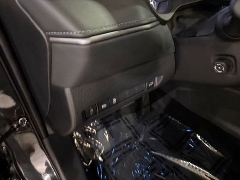 Used 2022 Toyota Venza XLE AWD/4WD image 13