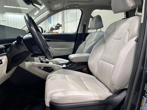 Used 2025 Kia Telluride SX w/ SX Captain's Chair Package FWD image 11