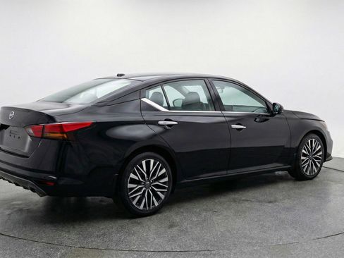 Used 2025 Nissan Altima 2.5 SV image 9