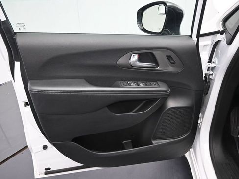 Used 2025 Chrysler Pacifica Select FWD image 17