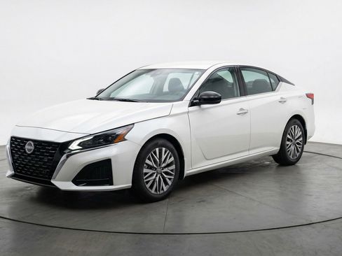 Used 2025 Nissan Altima 2.5 SV image 3