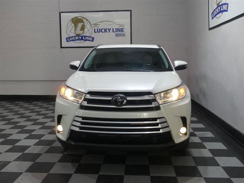 Used 2019 Toyota Highlander XLE image 2