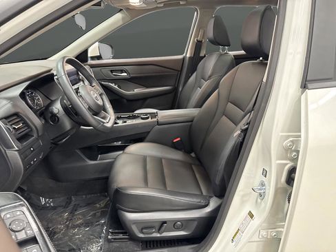 Used 2023 Nissan Rogue SV w/ SV Premium B Package image 4