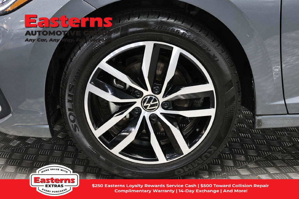 Used 2025 Volkswagen Jetta SE FWD image 32