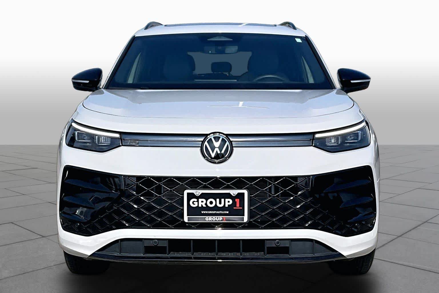 Used 2025 Volkswagen Tiguan SE R-Line AWD/4WD image 4