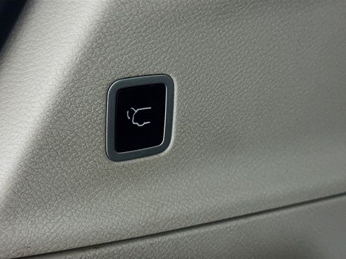 Used 2023 Chrysler Pacifica Touring-L image 30