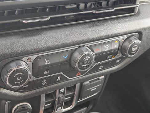 Used 2025 Jeep Wrangler Unlimited Sport AWD/4WD image 21
