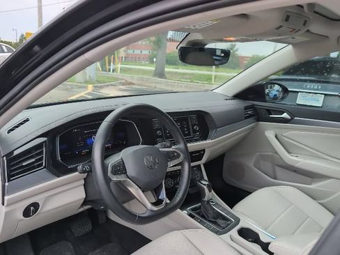 Used 2023 Volkswagen Jetta SE w/ Panoramic Sunroof Package FWD image 8
