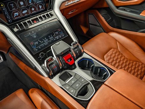 Used 2022 Lamborghini Urus AWD/4WD image 40
