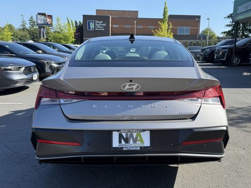 Used 2024 Hyundai Elantra Limited FWD image 4