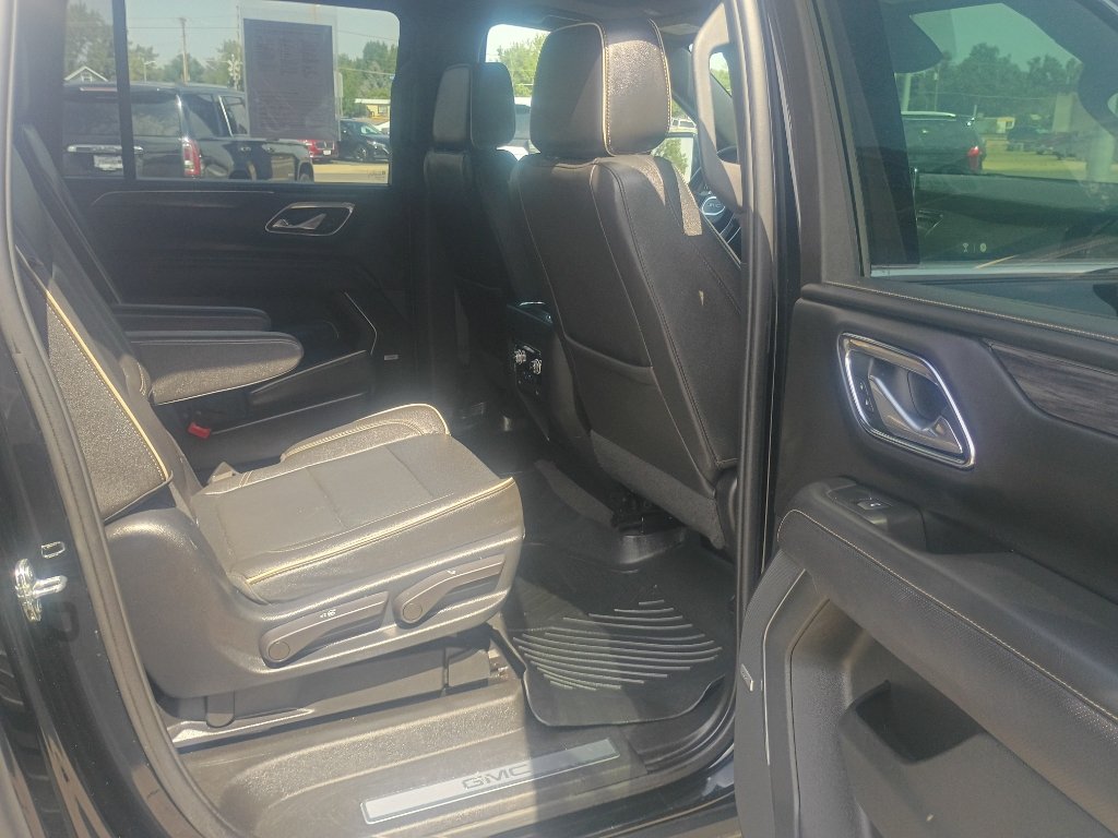 Used 2023 GMC Yukon XL SLT AWD/4WD image 14