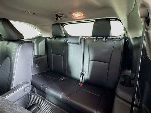 Used 2022 Toyota Highlander XLE image 30