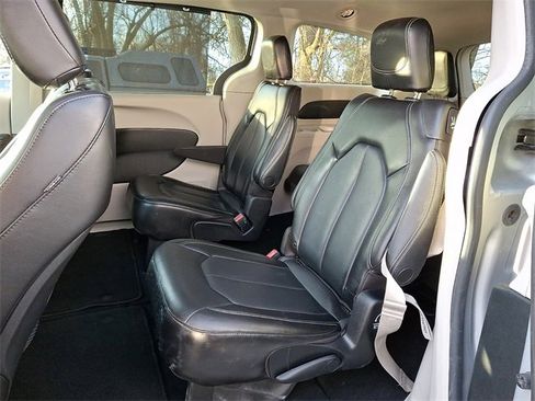 Used 2023 Chrysler Pacifica Touring-L image 10
