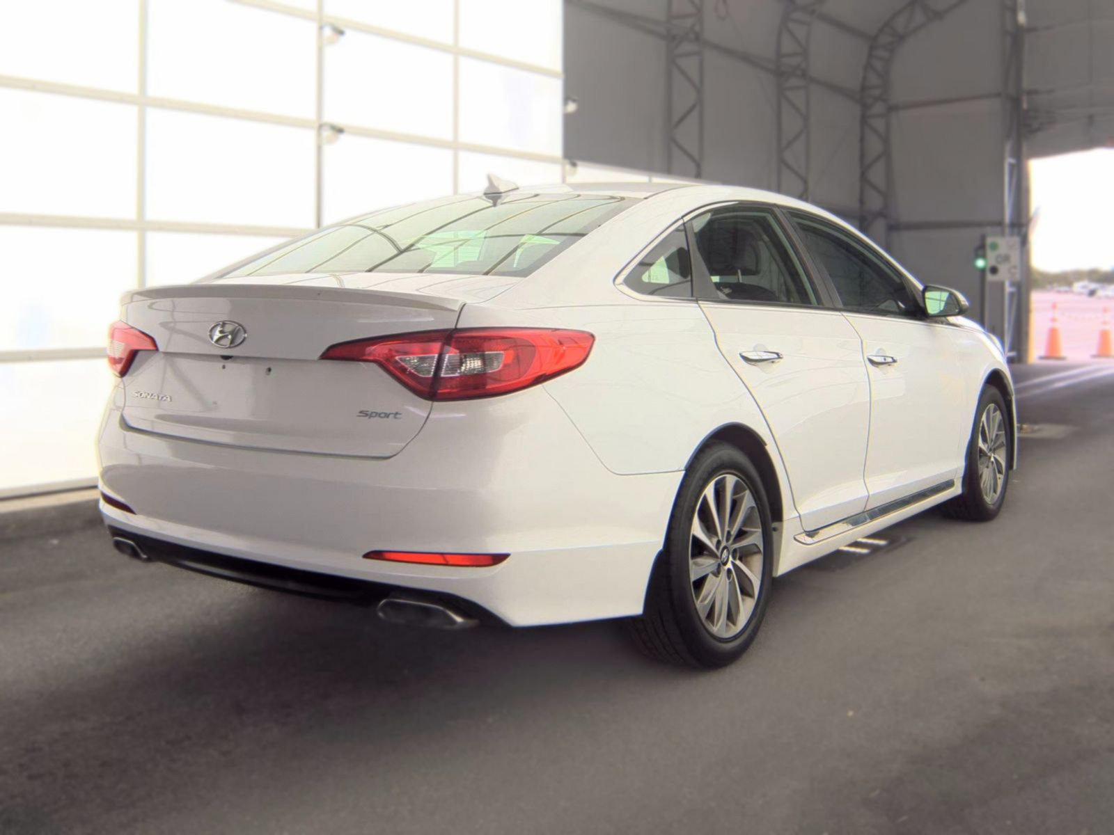 Used 2016 Hyundai Sonata Sport w/ Option Group 02 FWD image 4