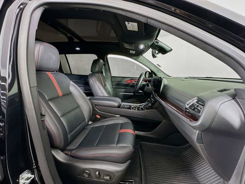 Used 2025 Chevrolet Traverse RS image 32