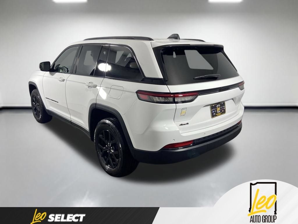 Used 2025 Jeep Grand Cherokee Altitude AWD/4WD image 4