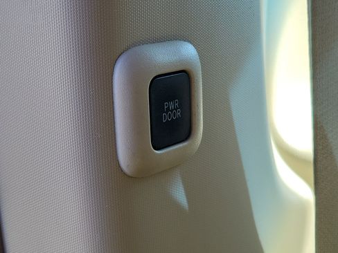 Used 2017 Toyota Sienna XLE Premium image 17