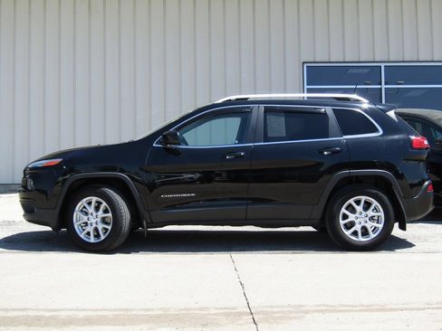 Used 2018 Jeep Cherokee Latitude Plus AWD/4WD image 10