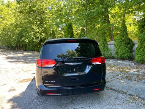 Used 2020 Chrysler Voyager Lxi FWD image 4