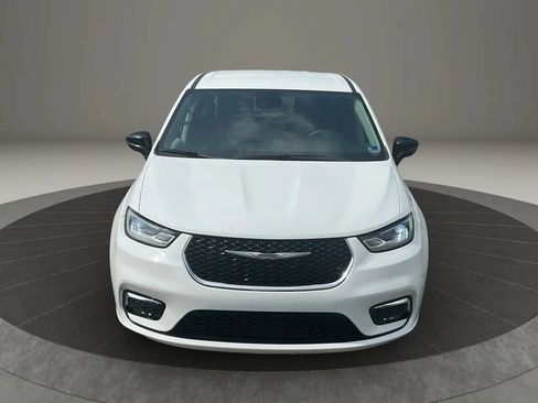 Used 2024 Chrysler Pacifica Touring-L FWD image 8