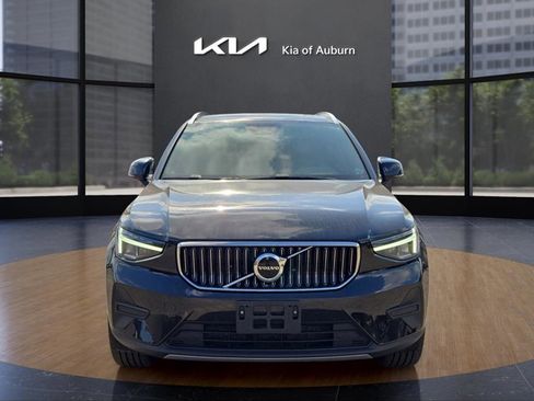 Used 2024 Volvo XC40 B5 Core image 2