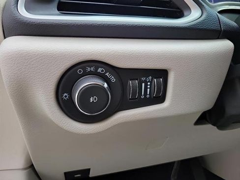 Used 2022 Chrysler Pacifica Touring-L FWD image 13