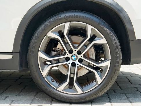 Used 2023 BMW X5 xDrive40i w/ Parking Assistance Package AWD/4WD image 17