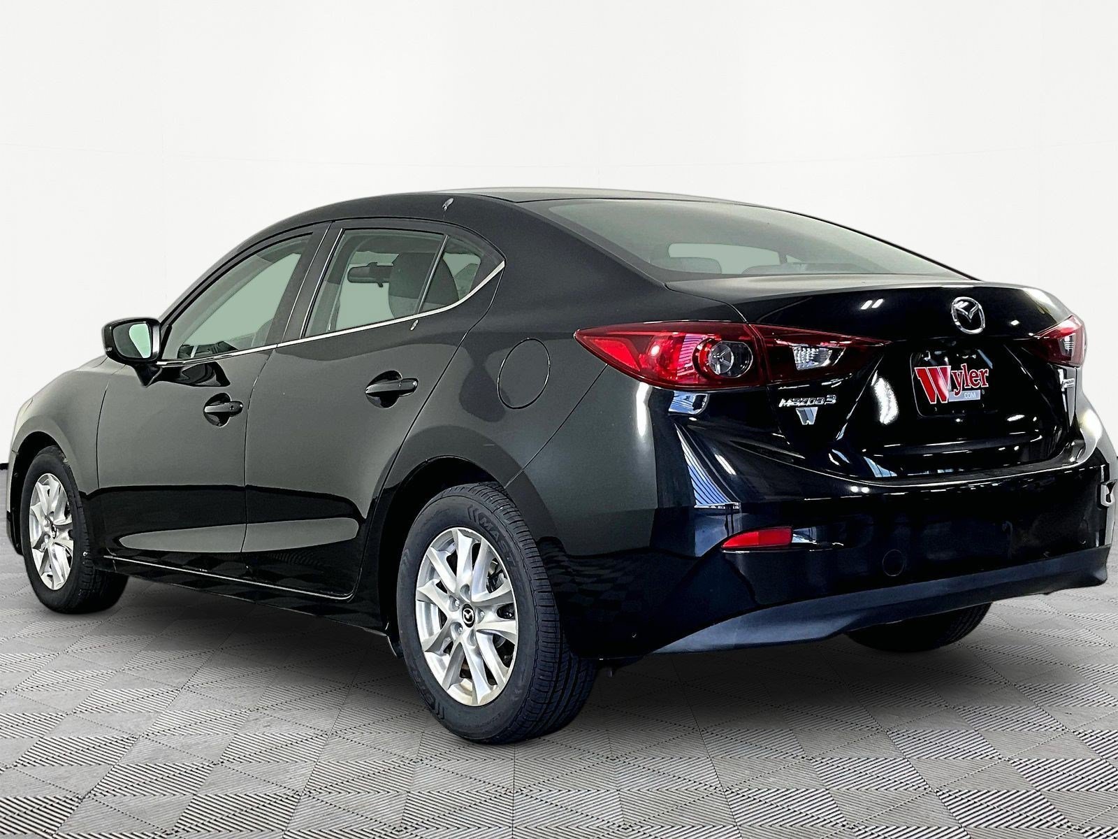 Used 2017 MAZDA MAZDA3 Sport w/ Preferred Equipment Package FWD image 4