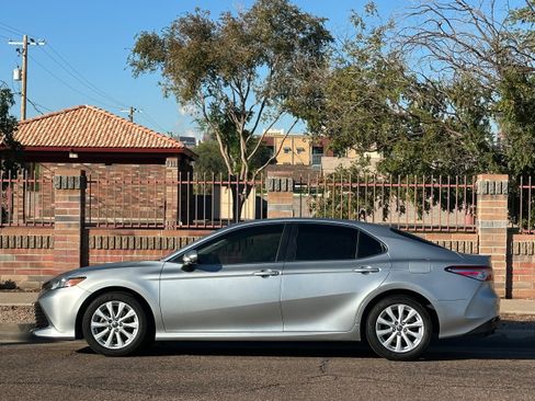 Used 2018 Toyota Camry LE image 3