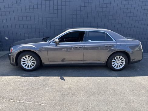 Used 2014 Chrysler 300 RWD image 8