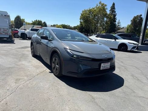 Used 2025 Toyota Prius LE FWD image 3