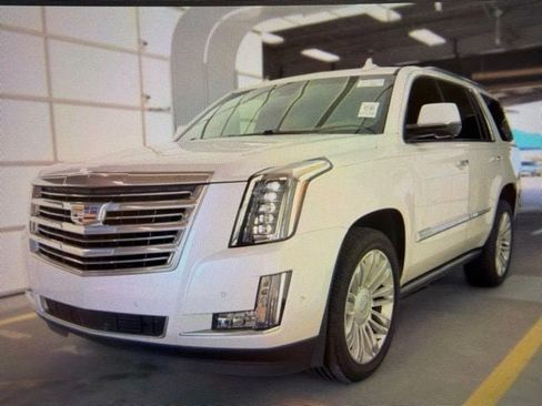 Used 2020 Cadillac Escalade Platinum RWD image 2