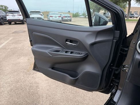 Used 2025 Nissan Versa SV FWD image 18