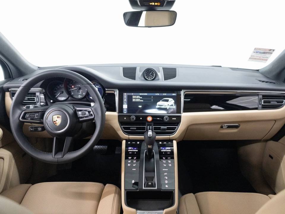 Certified 2026 Porsche Macan AWD/4WD image 5