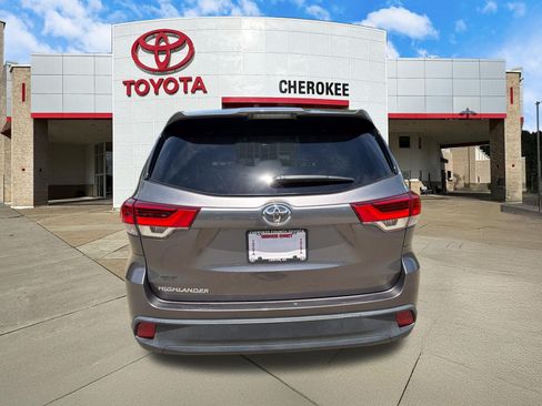Used 2019 Toyota Highlander LE FWD image 6