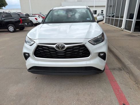 Used 2022 Toyota Highlander LE FWD image 3