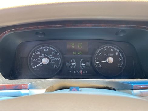 Used 2008 Lincoln Town Car Signature Limited RWD image 22