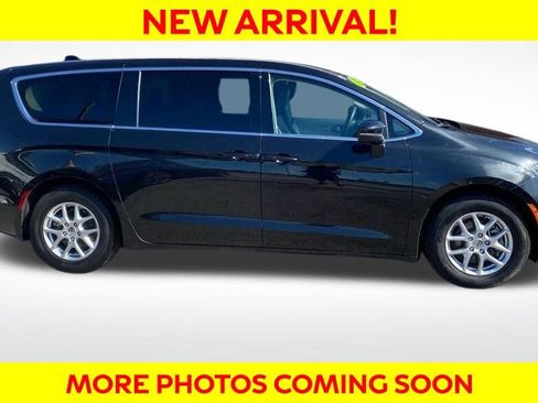 Used 2023 Chrysler Pacifica Touring-L image 6