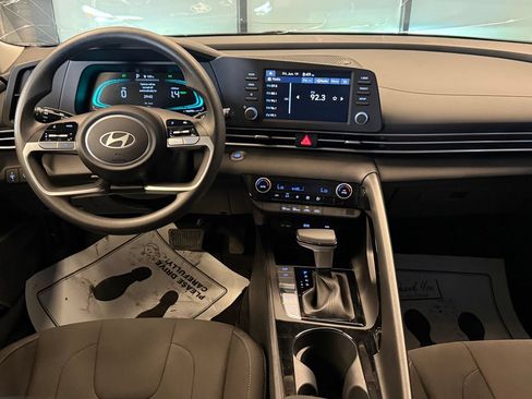 Used 2025 Hyundai Elantra Hybrid FWD image 9