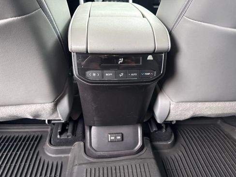 Used 2022 Toyota Highlander XLE AWD/4WD image 19
