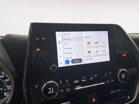 Used 2023 Toyota Highlander XLE image 18